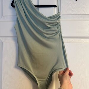 Elegant One-Shoulder bodysuit in Light Green